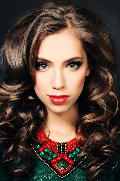 Retrato de beleza da mulher com cabelo encaracolado — Fotografia de Stock