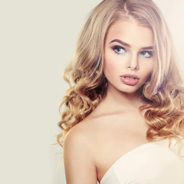 Beautiful Blonde Woman with Long Wavy Hair — Stock Photo, Image