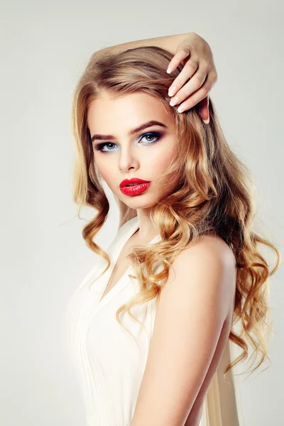 Sensuele vrouw fotomodel. Blonde golvende kapsel. Make-up — Stockfoto