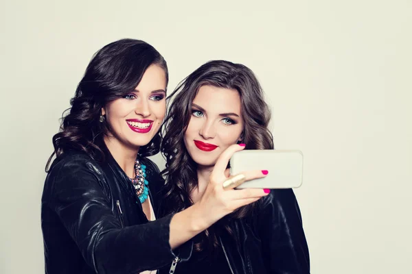 Amigos haciendo selfie. Hermosas mujeres jóvenes haciendo selfie — Foto de Stock