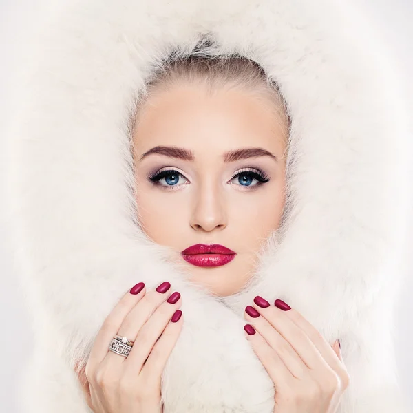 Vinter kvinnan i vit päls. Mode porträtt — Stockfoto