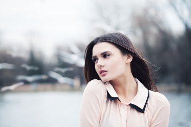 Açık havada güzel bir kadın. Melankoli