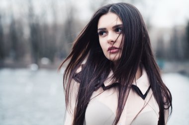 Soğuk, rüzgarlı bir günde şirin kız