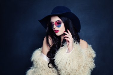 Seksi kadın moda Model mavi arka plan üzerinde poz