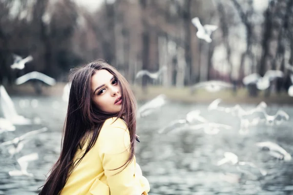 Magnífica mujer al aire libre. Modelo de moda en Park —  Fotos de Stock