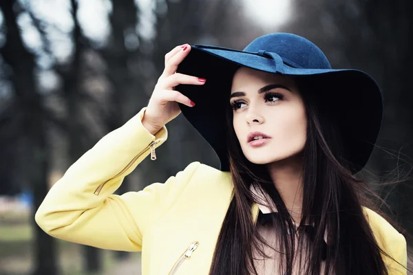 Mujer atractiva al aire libre. Retrato de belleza de moda —  Fotos de Stock