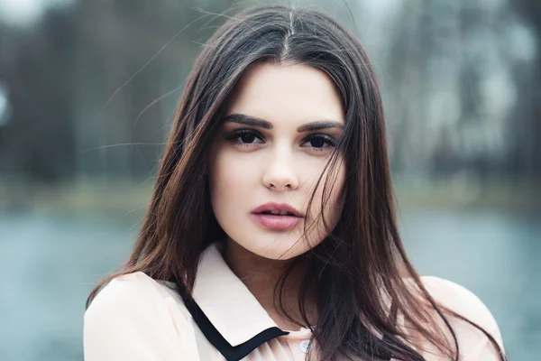 Modelo de moda mujer con el pelo largo al aire libre —  Fotos de Stock