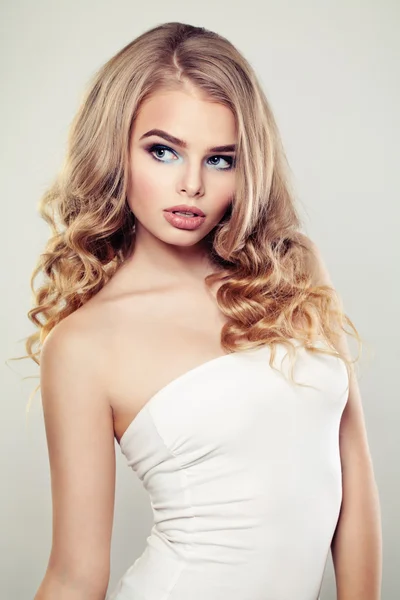 Sexy Fashion Model met Blond krullend kapsel — Stockfoto