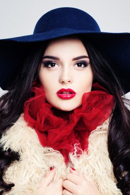 Çekici bir kadın. Kadın yüzü. Makyaj ve kıvırcık saç