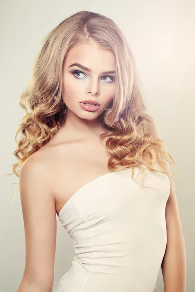 Mulher sensual com cabelo encaracolado loiro — Fotografia de Stock