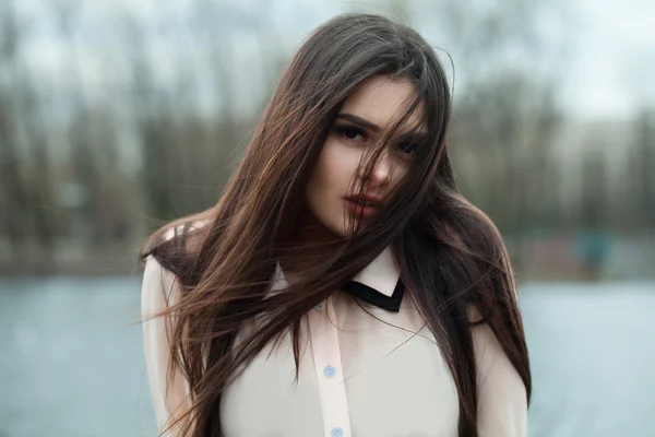 Красива дівчина модель в блузці на відкритому повітрі — стокове фото