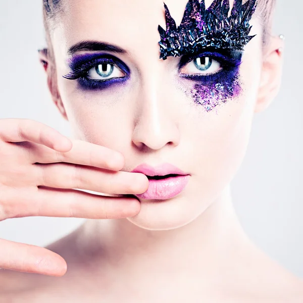 Maquillaje colorido azul. Mujer de moda con ojos de maquillaje de arte — Foto de Stock