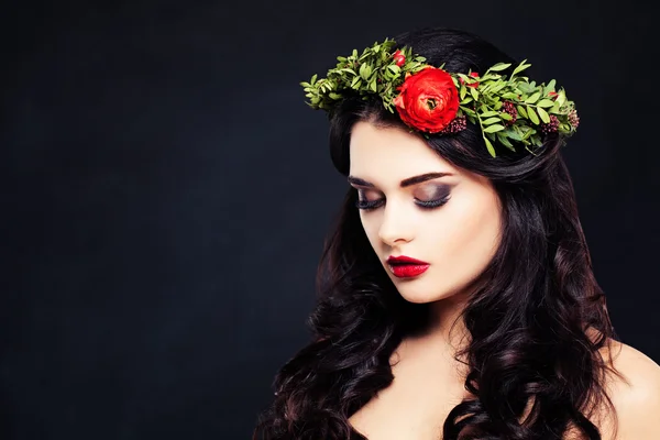 Gezonde vrouw met bloemen krans op donkere achtergrond — Stockfoto