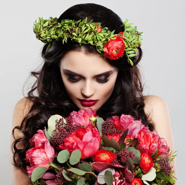 Mulher bonita segurando flores de verão — Fotografia de Stock