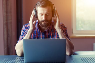 Sakallı yakışıklı lapt ile müzik dinlerken kulaklık