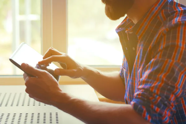 Manos masculinas sosteniendo tableta digital tocando con el dedo —  Fotos de Stock