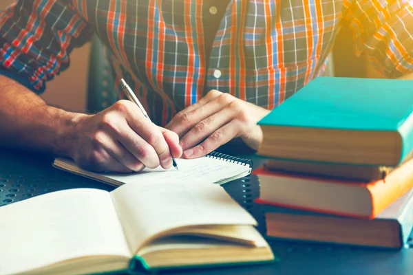 Mannenhand schrijven met pen — Stockfoto