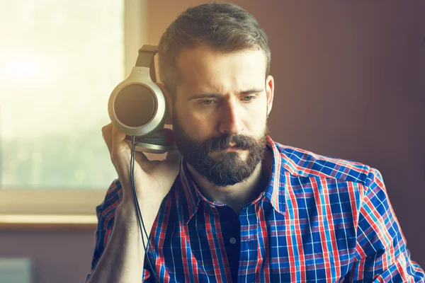 Bebaarde man muziek beluisteren — Stockfoto