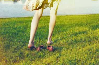 kız çıplak ayakla çimenlerin üzerinde yürüyüş 