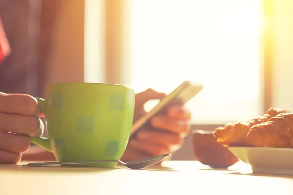 Café caliente y teléfono inteligente —  Fotos de Stock