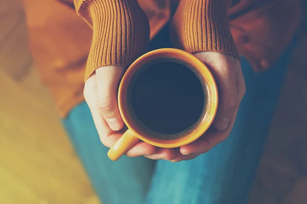 Ellerinde bir fincan kahve — Stok fotoğraf