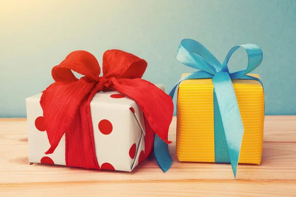 Twee kleurrijke geschenkdozen — Stockfoto