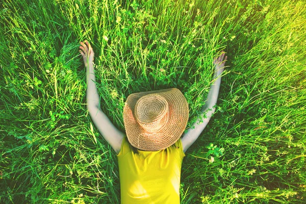 Meisje liggen in gras — Stockfoto