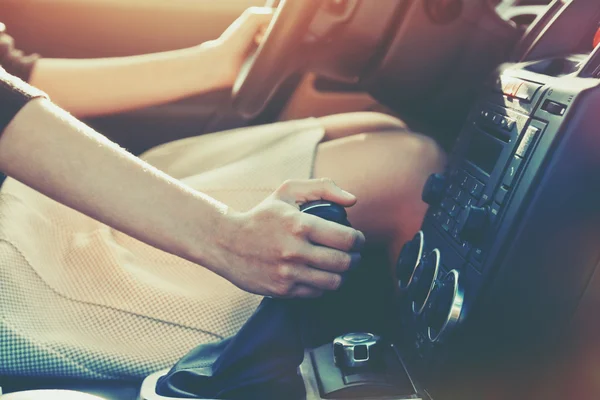 Ragazza guida auto in movimento trasmissione cambio marcia — Foto Stock