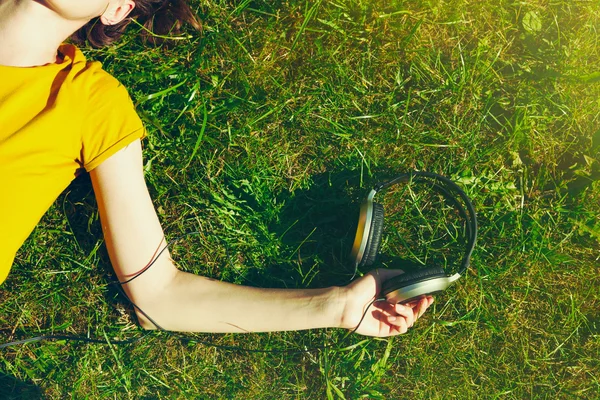 Девушка, лежащая в летней траве — стоковое фото