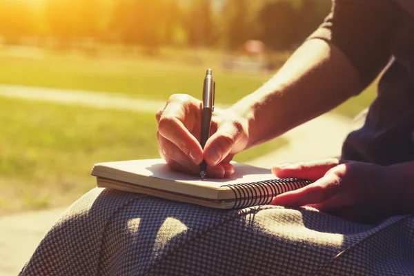 Meisjes handen met pen schrijven — Stockfoto