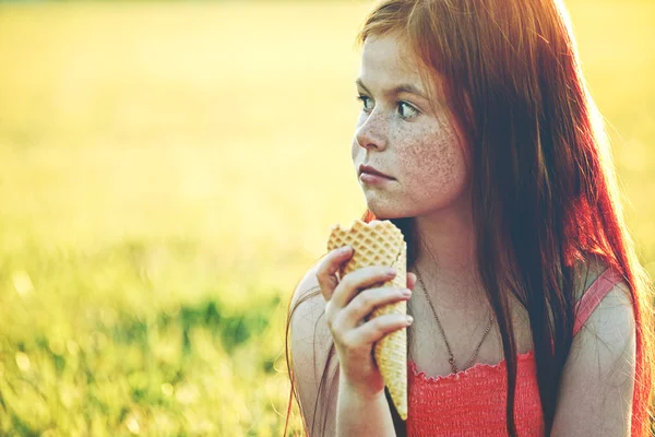 Bella ragazza mangiare gelato — Foto Stock