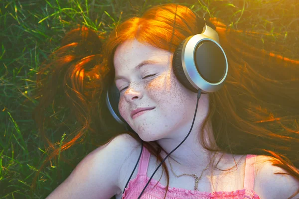 Κοκκινομάλλα κοπέλα με ακουστικά — Φωτογραφία Αρχείου