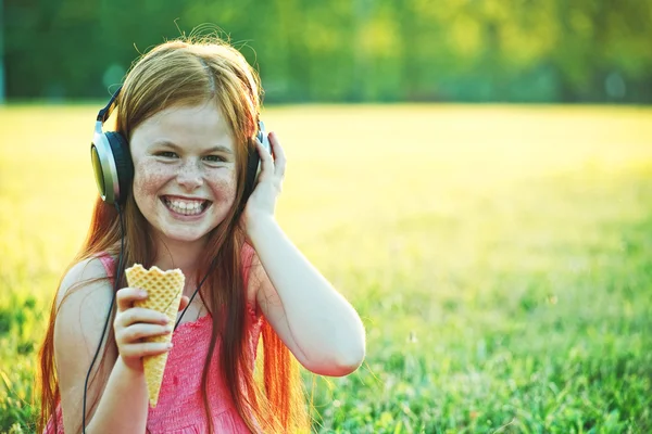 Rothaarige Mädchen essen Eis — Stockfoto