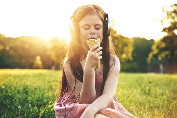 Redhead girl eating ice cream — Stock Photo, Image