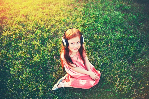 헤드폰으로 빨강 머리 소녀 — 스톡 사진