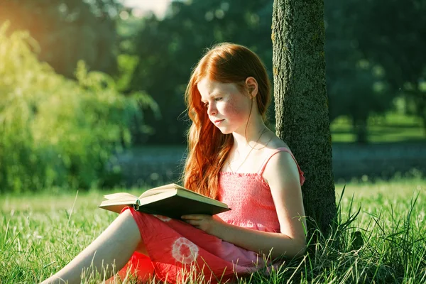 Menina leitura livro — Fotografia de Stock