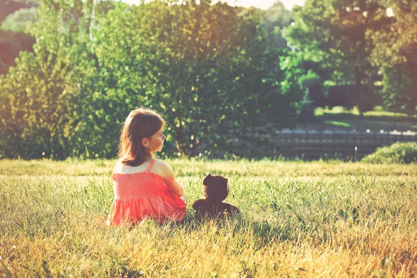 Schattig meisje met teddybeer — Stockfoto