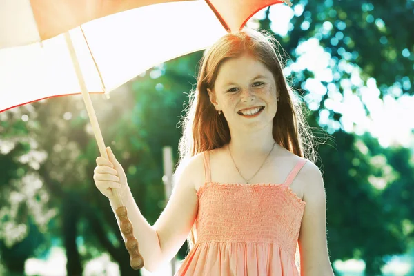 Joyeux rousse fille avec parapluie — Photo