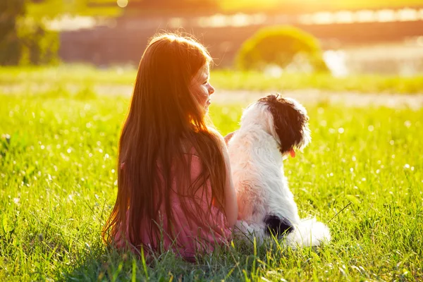 Милая рыжая девушка с собакой — стоковое фото