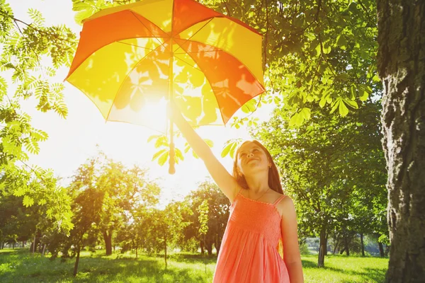 Felice rossa ragazza con ombrello — Foto Stock