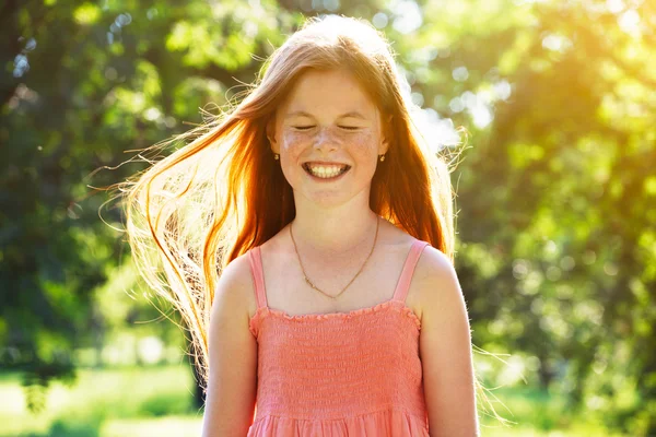 Усміхнена руда дівчина з веснянками — стокове фото