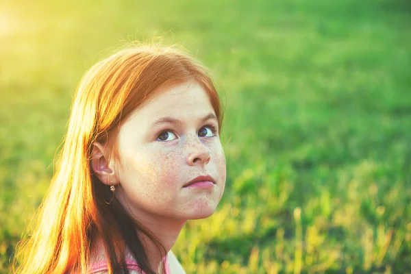 Portret de fată roșcată drăguță — Fotografie, imagine de stoc