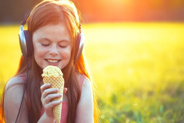 Mädchen mit Sommersprossen isst Eis — Stockfoto