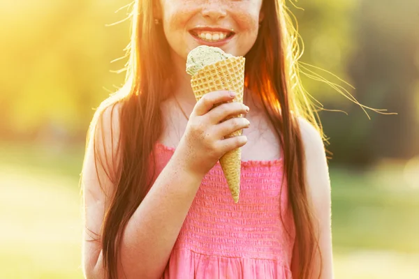 Irl with freckles eating ice cream — Stock Photo, Image