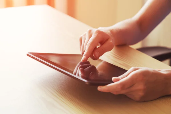 Mani che tengono tablet digitale — Foto Stock