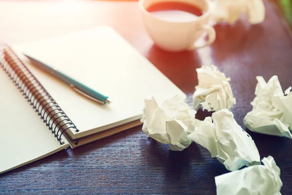 Papierkugel beim Schreiben. — Stockfoto