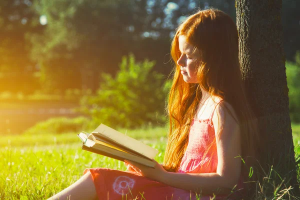 Kleine roodharige meisje leesboek — Stockfoto