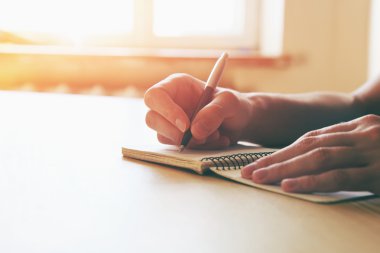 defter üzerinde yazma eller