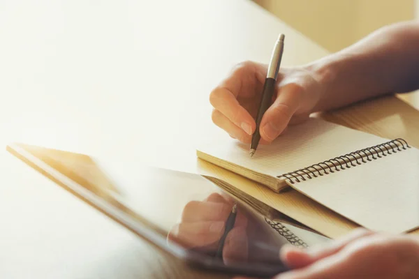 Escritura a mano con pluma y tableta — Foto de Stock