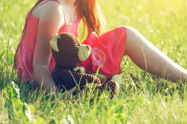 Mignonne rousse fille avec ours en peluche — Photo